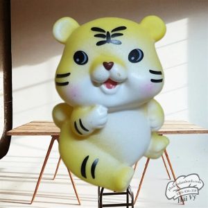 Hổ vàng béo mở mắt - Con