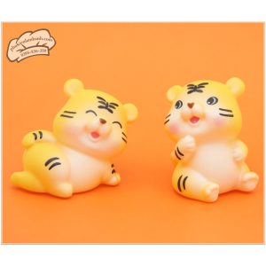 Hổ vàng béo nhắm mắt - Con