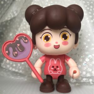 Bé gái cầm kẹo - Con