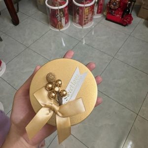 Hộp thiếc kèm nơ tròn màu vàng - Cái