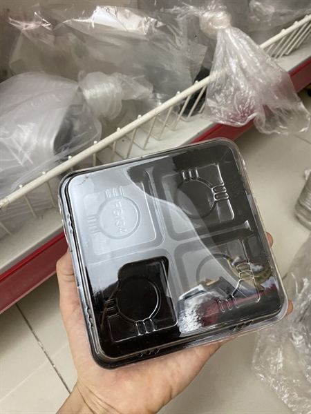 Hộp 4 ngăn đế đen - 50 Cái
