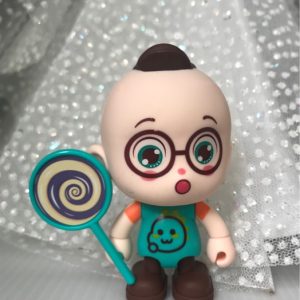 Bé trai cầm kẹo - Con