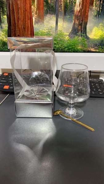 Hộp meka 10.5x10.5x21cm có đế màu bạc - 1 Cái